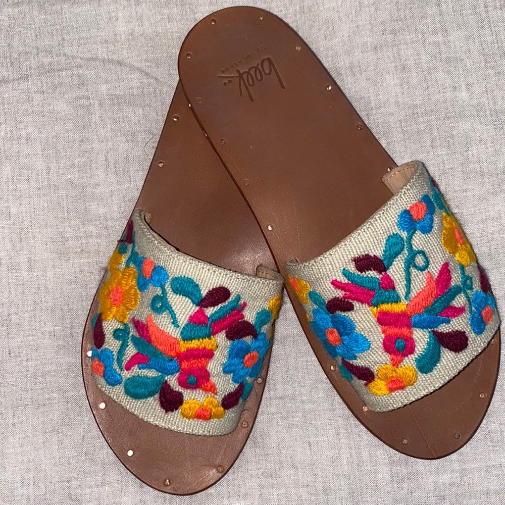 NWOT—Beek embroidered sandals in size 7